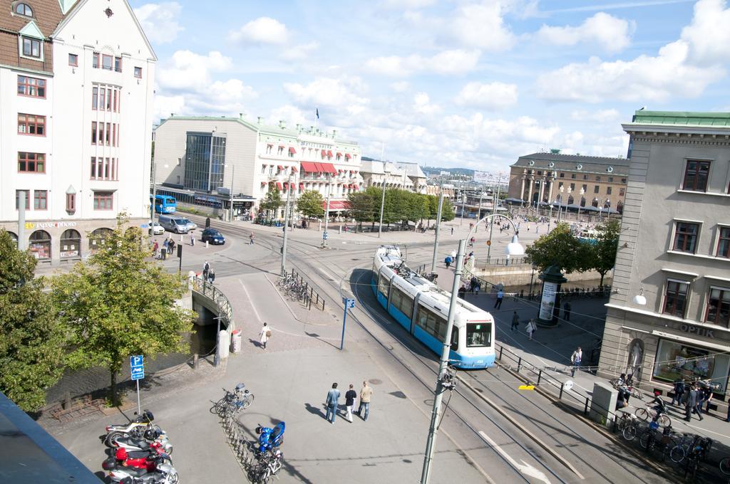 Hotel Pigalle Göteborg Dış mekan fotoğraf The tram at the central station