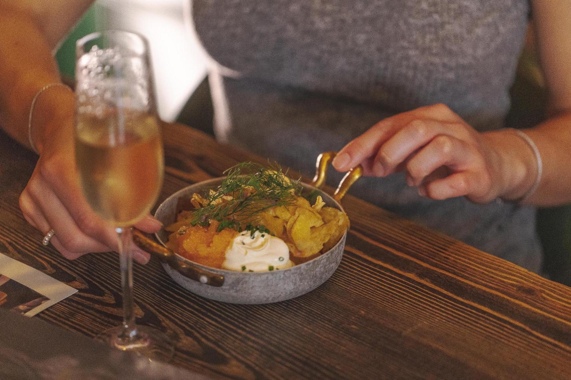 Hotel Pigalle Göteborg Dış mekan fotoğraf A woman eating tapas